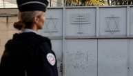 Russe wegen Hitlergruß vor Synagoge in Frankreich zu acht Monaten Haft verurteilt
