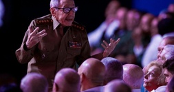 Raúl Castro zeigt sich bei Gedenken an Bruder Fidel erstmals seit Monaten öffentlich
