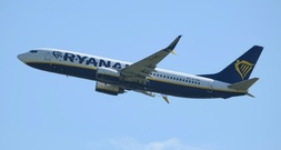 Mann fast aus Flugzeug gesogen: Abgebrochenes Triebwerkteil wohl Grund für Druckverlust
