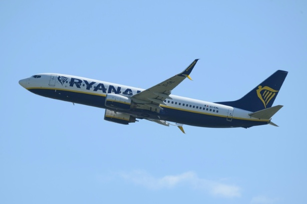 Bild vergr&ouml;&szlig;ern: Mann fast aus Flugzeug gesogen: Abgebrochenes Triebwerkteil wohl Grund für Druckverlust