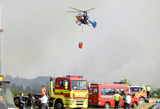 Bild vergr&ouml;&szlig;ern: Wind dreht sich: Waldbrand bei Hürtgenwald weiter nicht unter Kontrolle