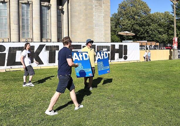 Bild vergr&ouml;&szlig;ern: AfD-Protest vor Berliner Volksbühne endet mit Tumult