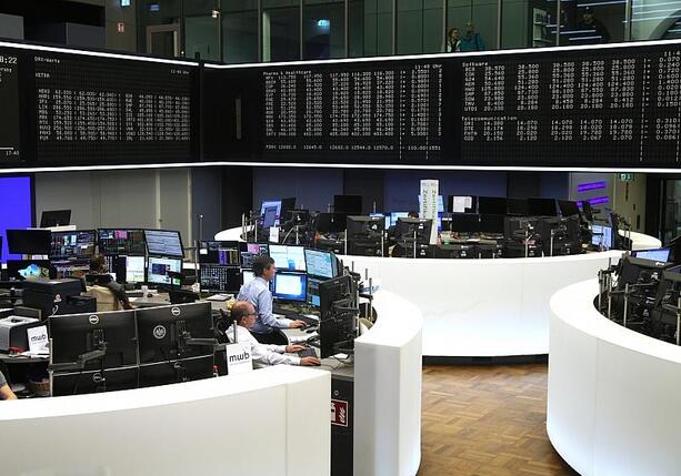 Bild vergr&ouml;&szlig;ern: Dax geht mit Gewinnen ins Wochenende