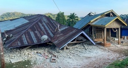 Schweres Erdbeben in Indonesien - Tausende Menschen fliehen wegen Tsunami-Warnung