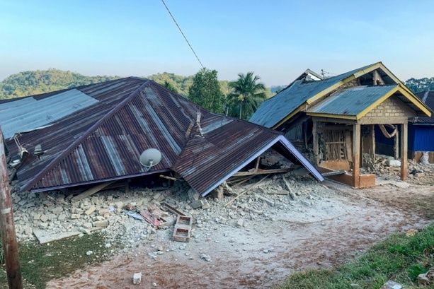 Bild vergr&ouml;&szlig;ern: Schweres Erdbeben in Indonesien - Tausende Menschen fliehen wegen Tsunami-Warnung