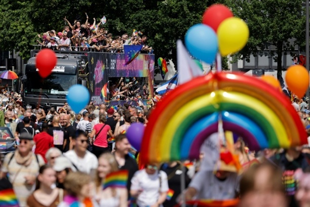 Bild vergr&ouml;&szlig;ern: Steinmeier ruft zu Solidarität mit queeren Menschen auf - CSD-Paraden in mehreren Städten