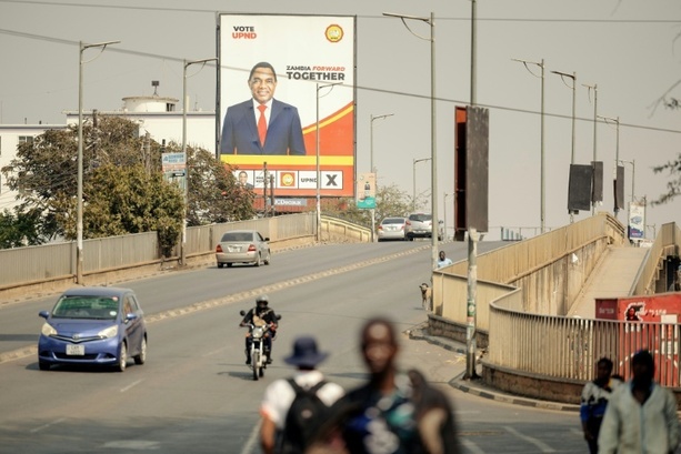 Bild vergr&ouml;&szlig;ern: Wahlkommission in Sambia: Präsident Hichilema für zweite Amtszeit wiedergewählt