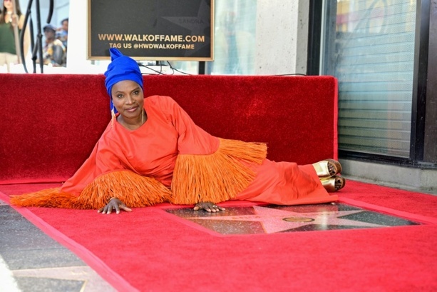 Bild vergr&ouml;&szlig;ern: Angélique Kidjo bekommt als erste afrikanische Sängerin Stern auf Walk of Fame