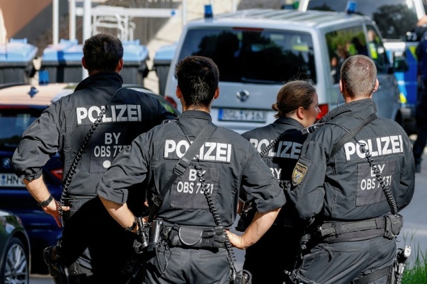 Bild vergr&ouml;&szlig;ern: Polizisten schießen auf 14-Jährigen mit Waffenattrappe nahe Haltestelle in München