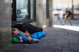Burnham will Obdachlose bis Weihnachten von der Straße holen und Teil seines Gehalts spenden