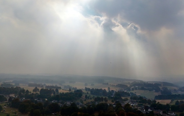 Bild vergr&ouml;&szlig;ern: Evakuierungen in Monschau und Belgien wegen Waldbrands aufgehoben - Lage weiter kompliziert
