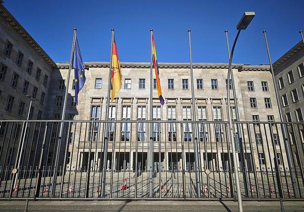 Bild vergr&ouml;&szlig;ern: Klingbeil streicht Freibetrag für Mitarbeiterrabatte doch nicht