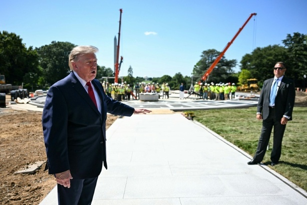 Bild vergr&ouml;&szlig;ern: Trump präsentiert neuen Hubschrauber-Landeplatz am Weißen Haus