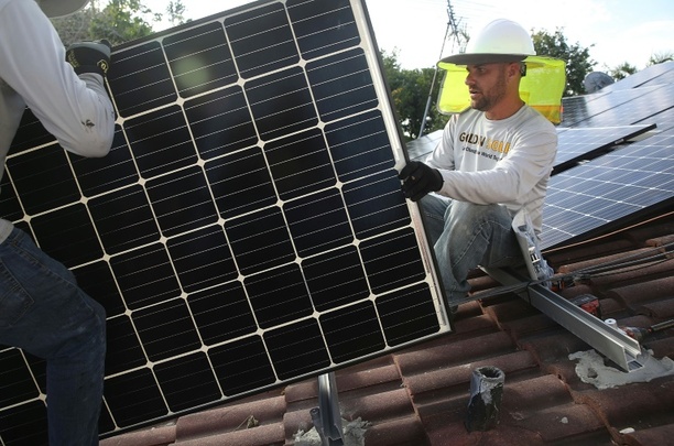 Bild vergr&ouml;&szlig;ern: Verband: Solarausbauziel für 2026 bereits erreicht - weiterer Ausbau aber gefährdet