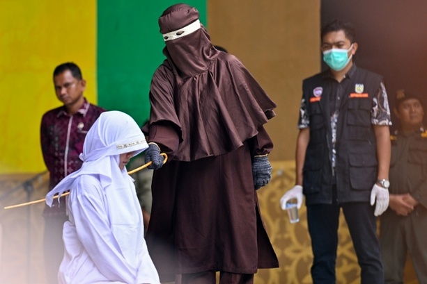 Bild vergr&ouml;&szlig;ern: Außerehelicher Sex: Vier Menschen in Indonesien mit je 100 Stockhieben bestraft