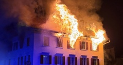 Fünf Vermisste und acht Verletzte nach Brand in Wohngebäude in der Schweiz