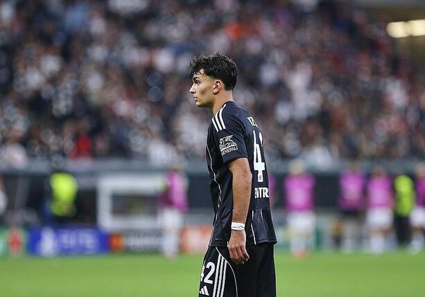 Bild vergr&ouml;&szlig;ern: DFB-Pokal: Frankfurt überrollt St. Tönis - Karlsruhe dreht Partie