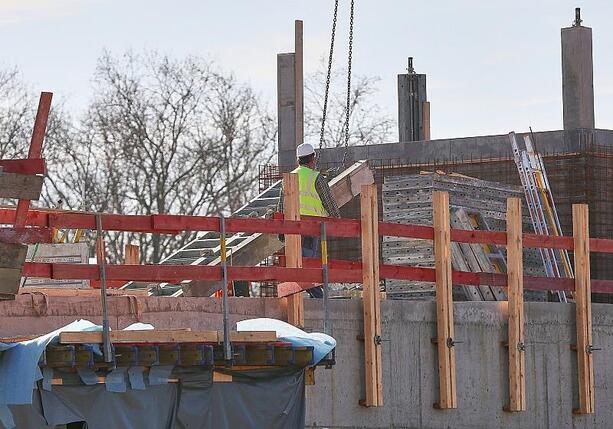 Bild vergr&ouml;&szlig;ern: Bauindustrie senkt Umsatzprognose für 2026