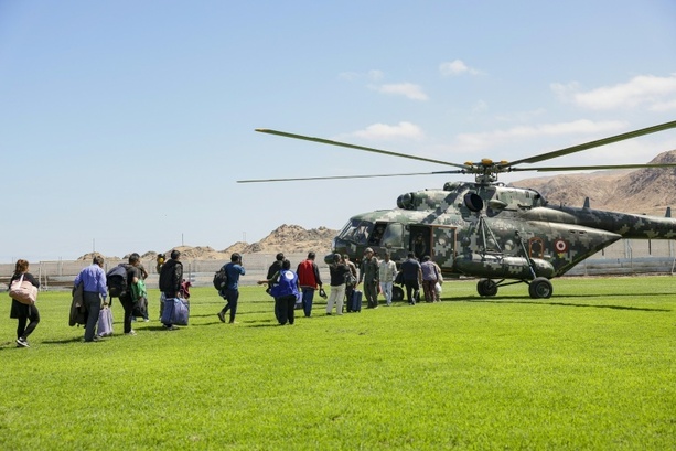 Bild vergr&ouml;&szlig;ern: 350 Menschen sitzen tagelang auf Straße in Peru fest - Rettung per Hubschrauber