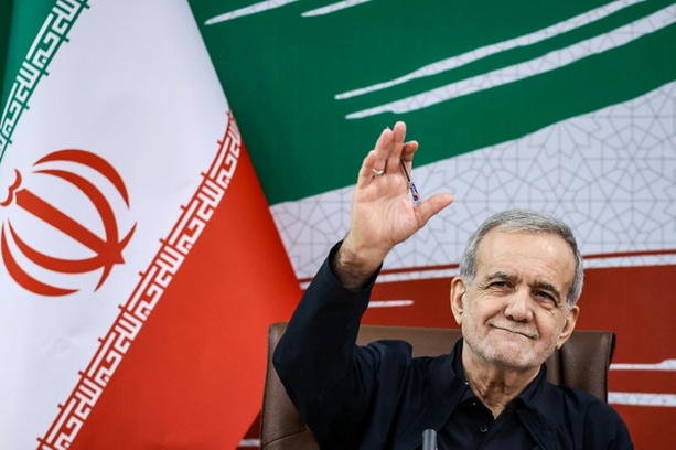 Bild vergr&ouml;&szlig;ern: Präsident Peseschkian: Iran hat gerade mit vielen Schwierigkeiten zu kämpfen