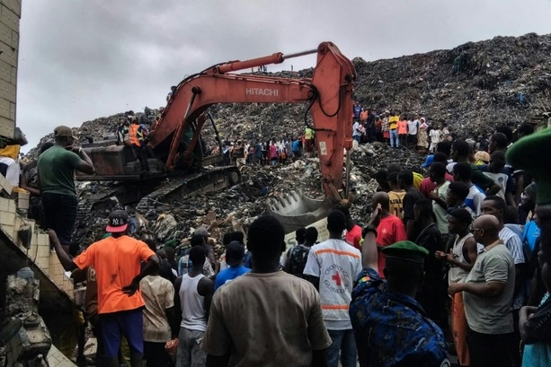 Bild vergr&ouml;&szlig;ern: Müllkippe rutscht auf Siedlung: Mindestens 30 Todesopfer in Guinea