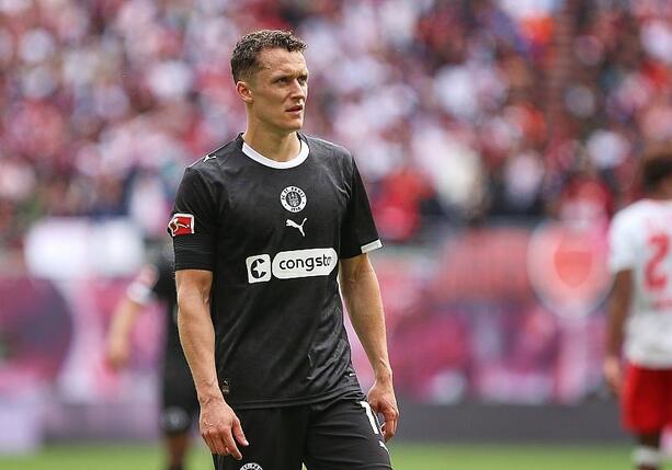 Bild vergr&ouml;&szlig;ern: DFB-Pokal: Freiburg und Paderborn souverän - RWE schlägt St. Pauli