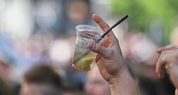 AOK-Chefin fordert höhere Preise für Alkohol und Tabak