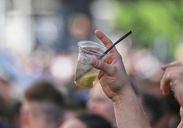 Bild vergr&ouml;&szlig;ern: AOK-Chefin fordert höhere Preise für Alkohol und Tabak