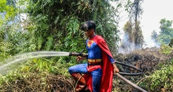 Superman gegen die Flammen: Verkleideter Jugendlicher in Indonesien bekämpft Waldbrände
