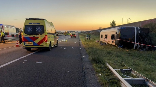 Bild vergr&ouml;&szlig;ern: Bus mit zwei deutschen Schulklassen in den Niederlanden verunglückt - Mehrere Verletzte