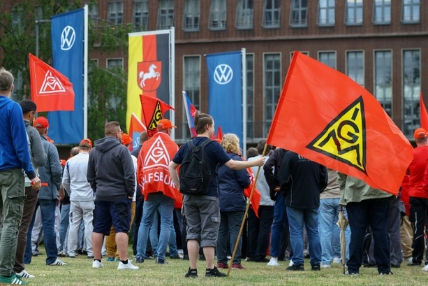 Bild vergr&ouml;&szlig;ern: VW-Chef Blume trifft auf Beschäftigte - Betriebsrat sieht Vertrauen beschädigt