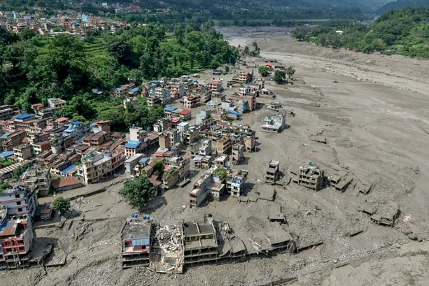 Bild vergr&ouml;&szlig;ern: Behörden: Nach Überschwemmungen in Nepal 384 Touristen vermisst