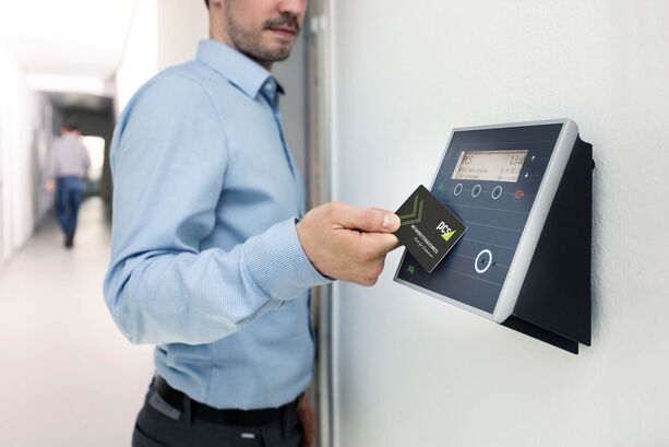 Bild vergr&ouml;&szlig;ern: Smart Lock für Gewerbe und Büro: Mechanische Schlüssel gegenüber digitaler Zutrittskontrolle im Verg