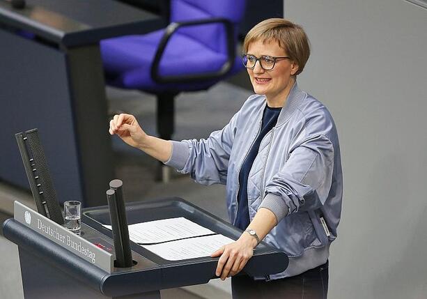 Bild vergr&ouml;&szlig;ern: Grünen-Chefin wirft Regierung mangelnde Entschlossenheit vor