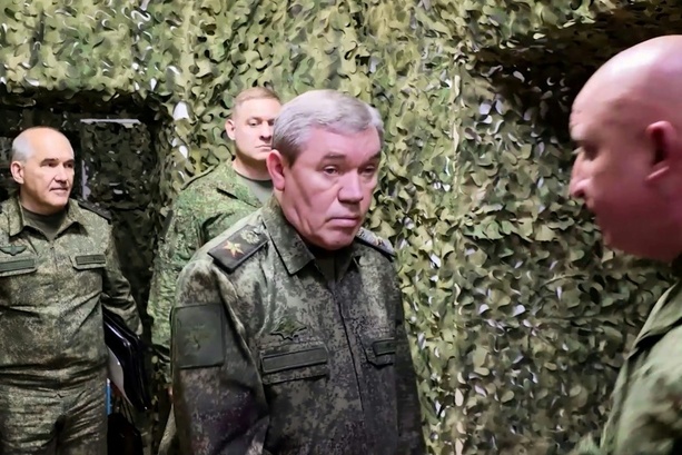 Bild vergr&ouml;&szlig;ern: Russischer Generalstabschef Gerassimow besucht Soldaten an der Front in der Ukraine