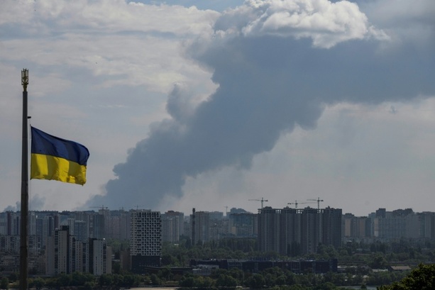 Bild vergr&ouml;&szlig;ern: Russland greift Kiew am helllichten Tag mit Drohnen an