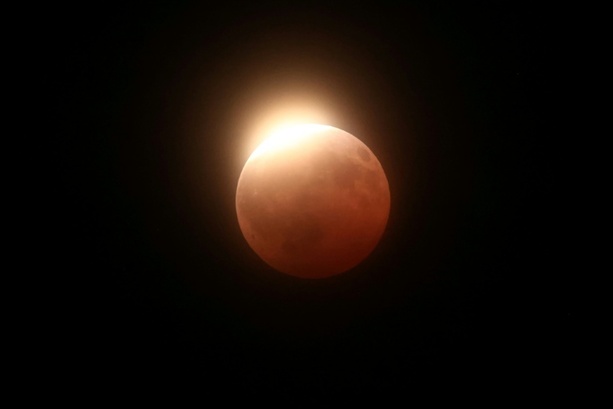 Bild vergr&ouml;&szlig;ern: Partielle Mondfinsternis in Deutschland vielerorts von Wolken verdeckt