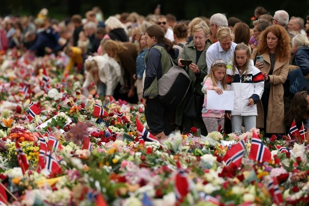 Bild vergr&ouml;&szlig;ern: Norwegen trauert um langjährigen Monarchen Harald V. - Sohn Haakon ist neuer König