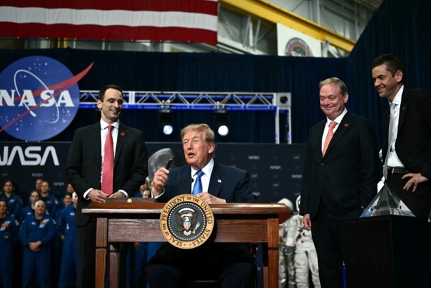 Bild vergr&ouml;&szlig;ern: Trump kündigt neue Weltraum-Akademie an und zeichnet Artemis-2-Crew aus