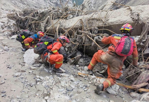 Bild vergr&ouml;&szlig;ern: Bereits mehr als 600 Tote nach Sturzflut im Himalaya - Rettungskräfte kämpfen sich durch Schlamm