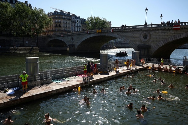 Bild vergr&ouml;&szlig;ern: 180.000 Besucher: Baden in Pariser Flussbädern erfreut sich großer Beliebtheit