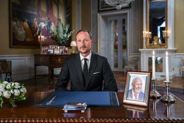 Bild vergr&ouml;&szlig;ern: Norwegen trauert um Harald V. - neuer König Haakon VIII. hält Rede an die Nation
