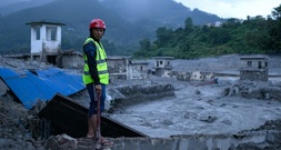 Rettungskräfte in Nepal kämpfen gegen Regen und steigende Pegelstände