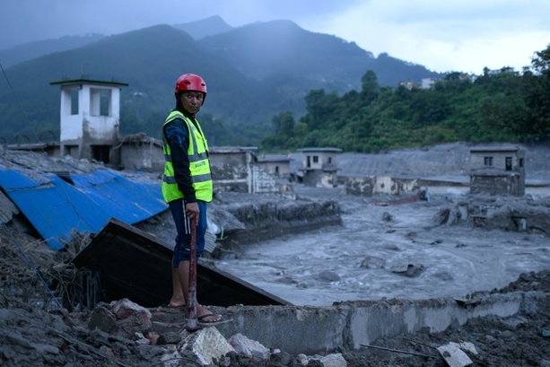 Bild vergr&ouml;&szlig;ern: Rettungskräfte in Nepal kämpfen gegen Regen und steigende Pegelstände