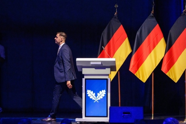 Bild vergr&ouml;&szlig;ern: AfD-Nachwuchskongress in Magdeburg: Schmähungen und Forderung nach Remigration