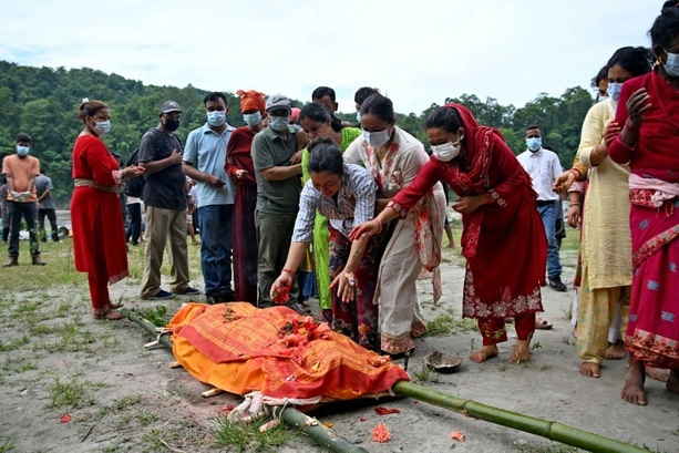 Bild vergr&ouml;&szlig;ern: Zahl der Toten nach Sturzflut steigt in Nepal auf mindestens 903