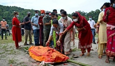 Zahl der Toten nach Sturzflut steigt in Nepal auf mindestens 903