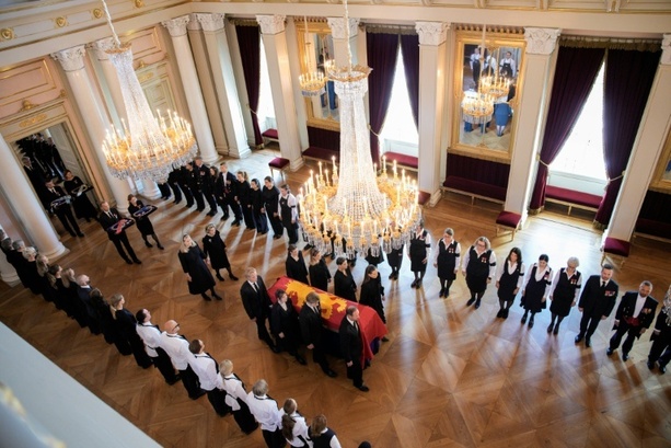 Bild vergr&ouml;&szlig;ern: Sarg von verstorbenem norwegischen König Harald V.in Schlosskapelle gebracht