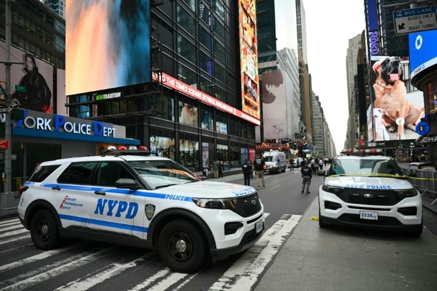 Bild vergr&ouml;&szlig;ern: Messerattacke in New York: Angreiferin sticht am Times Square auf zwei Menschen ein