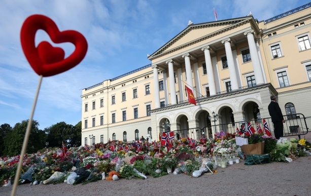Bild vergr&ouml;&szlig;ern: Trauernde können sich am Sarg von Norwegens König Harald V. verabschieden